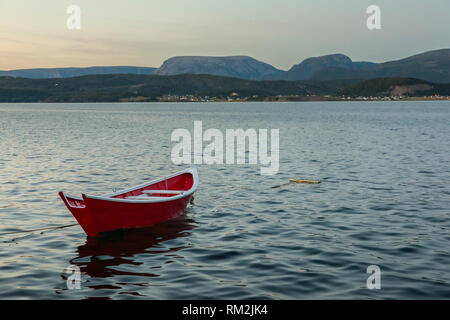 Tradizionale barca a remi, ormeggiata a Woody Point, nel Parco Nazionale di Gros Morne. Foto Stock