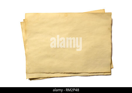 Alcuni vecchi pezzi di vuoto di antichi vintage sbriciolamento manoscritto cartaceo o pergamena orientato orizzontalmente isolato su bianco Foto Stock