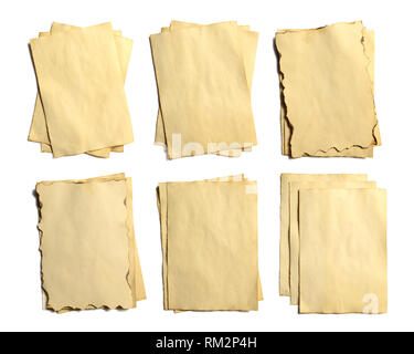 Set di vecchi pezzi di vuoto di antichi vintage sbriciolamento manoscritto di carta pergamena o orientato in senso verticale isolato su bianco Foto Stock