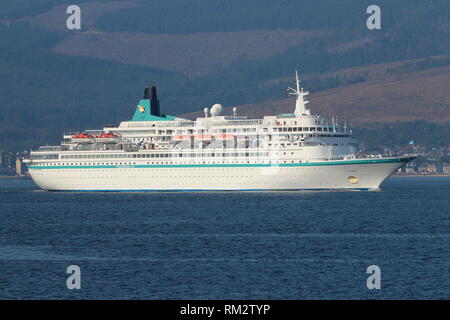 MS Albatros, una nave da crociera azionato da Phoenix Reisen, passando Gourock su un viaggio in entrata a Greenock sul Firth of Clyde. Foto Stock