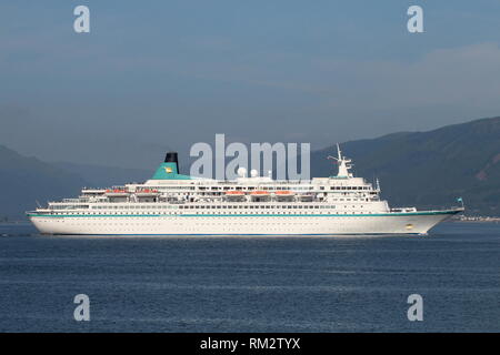 MS Albatros, una nave da crociera azionato da Phoenix Reisen, passando Gourock su un viaggio in entrata a Greenock sul Firth of Clyde. Foto Stock