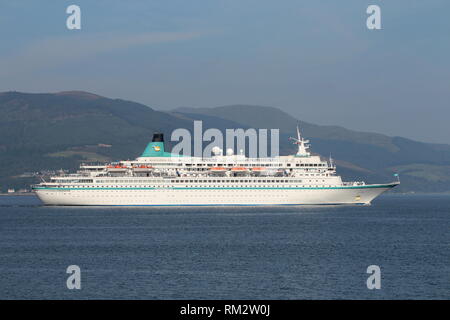 MS Albatros, una nave da crociera azionato da Phoenix Reisen, passando Gourock su un viaggio in entrata a Greenock sul Firth of Clyde. Foto Stock