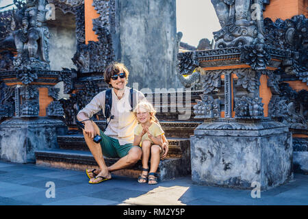 Padre e figlio i turisti sullo sfondo di Tanah Lot - Tempio nell'oceano. Bali, Indonesia. Viaggiare con bambini di concetto Foto Stock