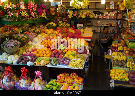 AJAXNETPHOTO. Ottobre, 2018. SHANGHAI, Cina PRO. - Colorata frutta e negozio di fiori. foto:RICK GODLEY/AJAX REF:D181410 22 Foto Stock