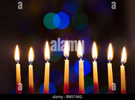 Close up di Hanukkah candele accese Foto Stock