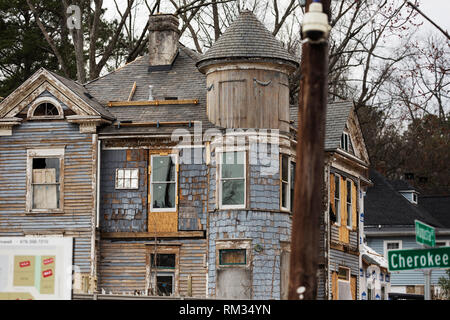 Una casa vittoriana in bisogno di un rinnovo su Cherokee Avenue di Grant Park, Atlanta, Georgia, Stati Uniti d'America. Foto Stock