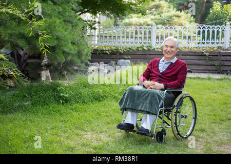 La cura per gli anziani concetto foto. Coppia di anziani si prendono cura di ogni altro. 066 Foto Stock