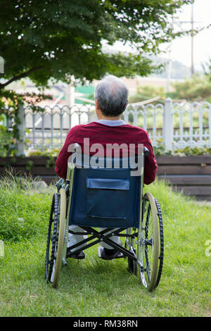 La cura per gli anziani concetto foto. Coppia di anziani si prendono cura di ogni altro. 060 Foto Stock