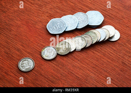 Venti paisa e 25 paisa, vecchie monete indiano Foto Stock