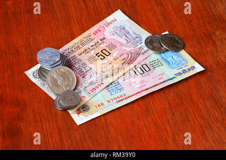 Venti Paise, paise 25 , 2 rupee , 5 rupee , 50 rupia e 100 rupee vecchia valuta indiana Foto Stock