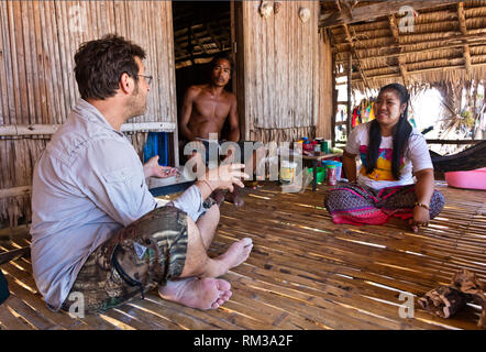 Bodhi Garrett visite amici nel villaggio di MOKEN su KO SURIN isola thailandese in MU KO SURIN NATIONAL PARK - Tailandia Foto Stock