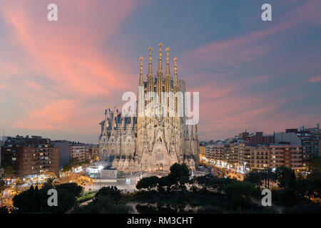 Vista aerea della Sagrada Familia, una grande chiesa cattolica romana a Barcellona, Spagna, progettato dall architetto catalano Antoni Gaudí. Foto Stock