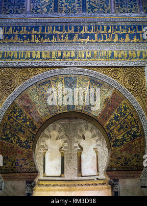 Il mihrab intricate o nicchia di preghiera all'interno del maksure della Cattedrale Mezquita di Cordova, Spagna, un ex royal enclosure dove califfi pregato. Costruito come un mosq Foto Stock