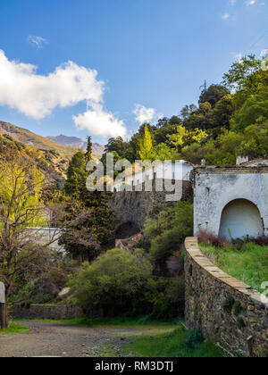 Il villaggio abbandonato di La Cebadilla, costruito per ospitare i lavoratori sull'idro-installazione elettrica in corrispondenza della estremità superiore della Gola di Poqueira nel SIE Foto Stock