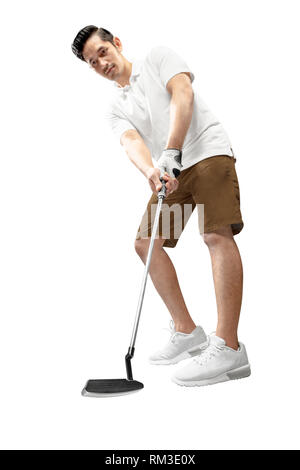 Bel uomo asiatico giocatore di golf swing putter club di mettere la palla in buca in piedi isolato su sfondo bianco Foto Stock