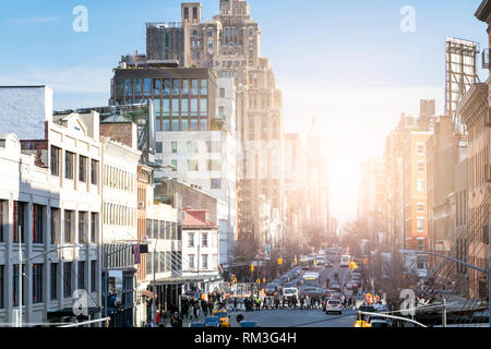 Vista occupato della quattordicesima strada con la folla di persone e la luce del sole scena di sfondo dall'Highline Park nel quartiere di Chelsea di New York City Foto Stock