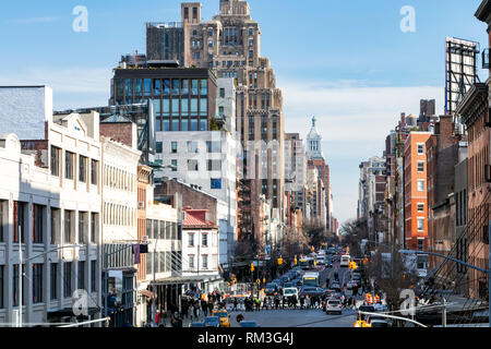 Vista occupato della quattordicesima strada con la folla di persone in scena dal Highline Park nel quartiere di Chelsea di New York City NYC Foto Stock