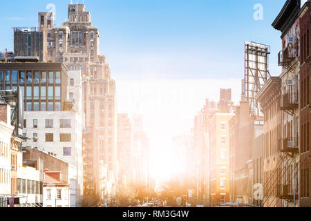 La luce del sole che splende su gli edifici e le strade del quartiere di Chelsea di Manhattan a New York City NYC Foto Stock