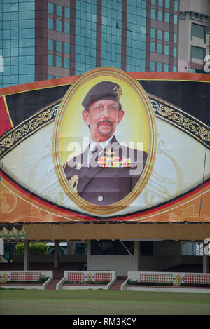 Sultan ritratto, Haji Hassanal Bolkiah in uniforme militare e medaglie, Haji Sir Muda Omar Ali Saifuddien Park, Bandar Seri Begawan, Brunei Foto Stock