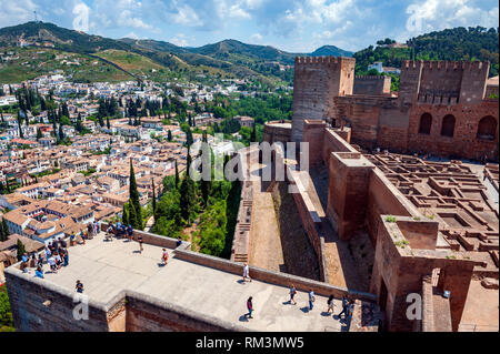 I turisti sulle pareti della cittadella originale, noto come Alcazaba, all'Alhambra, un tredicesimo secolo palazzo moresco complesso in Granada, Spagna. Costruito su R Foto Stock