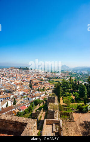 Una vista dai bastioni dell'alcazaba, o fortezza moresca, ad Antequera, Andalusia, Spagna. Foto Stock