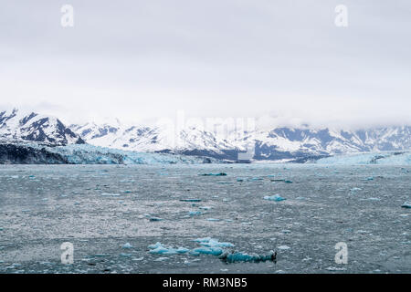 Vista del ghiacciaio Hubbard, montagne e l'oceano - Alaska, STATI UNITI D'AMERICA Foto Stock