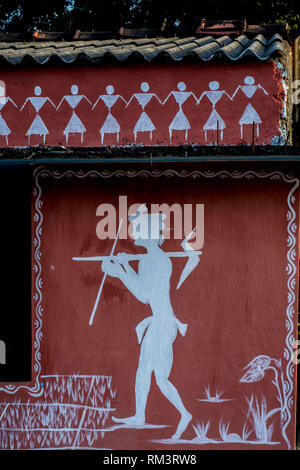 Warli dipinto sul muro di casa, Andhra Pradesh in India, Asia Foto Stock