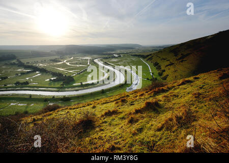 Seaford, East Sussex, Regno Unito. Xiii Febbraio, 2019. Il sorgere del sole sopra il fiume Cuckmere come esso si snoda attraverso il South Downs National Park. Credito: Peter Cripps/Alamy Live News Foto Stock