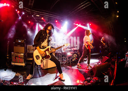 Milano, Italia. 12 Feb, 2019. L'inglese indie rock band BLOXX suona dal vivo sul palco a Fabrique apertura della mostra di vombati. Credito: Rodolfo Sassano/Alamy Live News Foto Stock