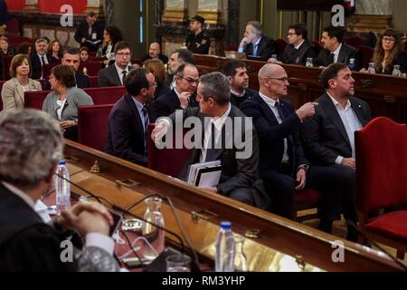 GRAF5772. MADRID, 12/02/2019.- Los doce líderes independentistas acusados por el proceso soberanista catalán que derivó en la celebración del 1-O y la unilaterale Declaración de Independencia de Cataluña (DUI), en el banquillo del Tribunal Supremo al inicio del juicio del 'procés'. En la imagen de izda. Un dcha. En el último banco, la exconsejera de Gobernación Meritxell Borrás (MI); el exconsejero de Empresa de la Generalitat Santiago Vila (c) y el exconsejero de Justicia Carles Mundó (d). Segundo banco, la exconsejera de Trabajo Dolors Bassa (i); la expresidenta del Parlament Carmen Forcadell ( Foto Stock
