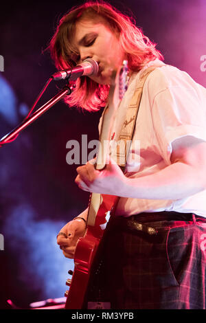 Milano, Italia. 12 Feb, 2019. L'inglese indie rock band BLOXX suona dal vivo sul palco a Fabrique apertura della mostra di vombati. Credito: Rodolfo Sassano/Alamy Live News Foto Stock