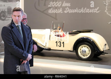Zwickau, Germania. Xiii Febbraio, 2019. Martin Dulig, ministro dell'Economia del Land di Sassonia (SPD), passeggiate attraverso la Horch Museum. In vista dello stato exhibition 2020, il ministro degli Affari economici e del ministro dell'arte (entrambi SPD) permetterà di visitare diverse stazioni nella zona ovest di Sassonia. In aggiunta alla August Horch Museum e un museo tessile, il programma include anche una birra artigianale brewery in una vecchia fabbrica. Credito: Jan Woitas/dpa-Zentralbild/dpa/Alamy Live News Foto Stock