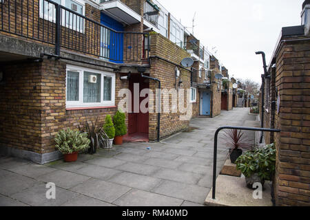 Londra, Regno Unito. 12 Febbraio, 2019. Il giardini Cressingham station wagon, costruito tra il 1967-1979, è una ad alta densità bassa-aumento della tenuta di 306 misti unità di alloggiamento sul bordo meridionale del Parco Brockwell a Lambeth, di cui circa 200 sono sociali o affitto di alloggi temporanei case. Progettato da architetti guidati da Edward Hollamby per includere un asilo e alloggi per disabili residenti, essa è stata a lungo considerata di pregio architettonico ed è popolare con i suoi residenti, una fiorente e lunga mista della Comunità. Credito: Mark Kerrison/Alamy Live News Foto Stock