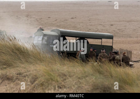 Seconda guerra mondiale, seconda guerra mondiale, seconda guerra mondiale, WW2 BBC World Two dramma chiamato World on Fire. Centinaia di addetti alla produzione, attori e soldati, e veicoli militari si sono spostati sulle sabbie costiere di St Anne’s on Sea per catturare scene di spiaggia in tempo di guerra dell’epica storia dell’evacuazione di Dunkerque dell’Esercito britannico. World on Fire è descritto come un dramma adrenalizzato, emozionalmente avvincente e risonante dopo il primo anno della seconda guerra mondiale. 1940s era, fine settimana di guerra forties, reenactment di tempo di guerra, Regno Unito Foto Stock