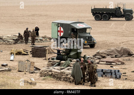 Seconda guerra mondiale, seconda guerra mondiale, seconda guerra mondiale, WW2 BBC World Two dramma chiamato World on Fire. Centinaia di addetti alla produzione, attori e soldati, e veicoli militari si sono spostati sulle sabbie costiere di St Anne’s on Sea per catturare scene di spiaggia in tempo di guerra dell’epica storia dell’evacuazione di Dunkerque dell’Esercito britannico. World on Fire è descritto come un dramma adrenalizzato, emozionalmente avvincente e risonante dopo il primo anno della seconda guerra mondiale. 1940s era, fine settimana di guerra forties, reenactment di tempo di guerra, Regno Unito Foto Stock