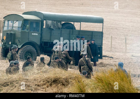 Seconda guerra mondiale, seconda guerra mondiale, seconda guerra mondiale, WW2 BBC World Two dramma chiamato World on Fire. Centinaia di addetti alla produzione, attori e soldati, e veicoli militari si sono spostati sulle sabbie costiere di St Anne’s on Sea per catturare scene di spiaggia in tempo di guerra dell’epica storia dell’evacuazione di Dunkerque dell’Esercito britannico. World on Fire è descritto come un dramma adrenalizzato, emozionalmente avvincente e risonante dopo il primo anno della seconda guerra mondiale. 1940s era, fine settimana di guerra forties, reenactment di tempo di guerra, Regno Unito Foto Stock