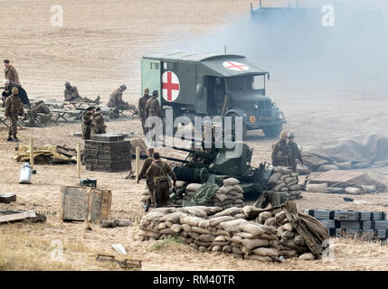 Seconda guerra mondiale, seconda guerra mondiale, seconda guerra mondiale, WW2 BBC World Two dramma chiamato World on Fire. Centinaia di addetti alla produzione, attori e soldati, e veicoli militari si sono spostati sulle sabbie costiere di St Anne’s on Sea per catturare scene di spiaggia in tempo di guerra dell’epica storia dell’evacuazione di Dunkerque dell’Esercito britannico. World on Fire è descritto come un dramma adrenalizzato, emozionalmente avvincente e risonante dopo il primo anno della seconda guerra mondiale. 1940s era, fine settimana di guerra forties, reenactment di tempo di guerra, Regno Unito Foto Stock