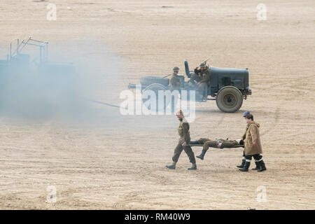 Seconda guerra mondiale, seconda guerra mondiale, seconda guerra mondiale, WW2 BBC World Two dramma chiamato World on Fire. Centinaia di addetti alla produzione, attori e soldati, e veicoli militari si sono spostati sulle sabbie costiere di St Anne’s on Sea per catturare scene di spiaggia in tempo di guerra dell’epica storia dell’evacuazione di Dunkerque dell’Esercito britannico. World on Fire è descritto come un dramma adrenalizzato, emozionalmente avvincente e risonante dopo il primo anno della seconda guerra mondiale. 1940s era, fine settimana di guerra forties, reenactment di tempo di guerra, Regno Unito Foto Stock