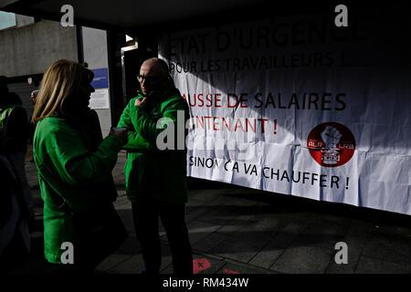 Bruxelles, Belgio. Xiii Febbraio 2019. La protesta dei lavoratori contro le politiche del governo al di fuori del governo di edificio durante uno sciopero dai sindacati di credito: ALEXANDROS MICHAILIDIS/Alamy Live News Foto Stock