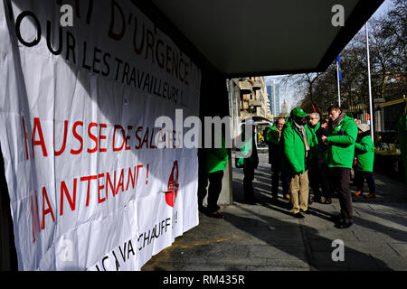 Bruxelles, Belgio. Xiii Febbraio 2019. La protesta dei lavoratori contro le politiche del governo al di fuori del governo di edificio durante uno sciopero dai sindacati di credito: ALEXANDROS MICHAILIDIS/Alamy Live News Foto Stock