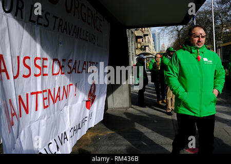 Bruxelles, Belgio. Xiii Febbraio 2019. La protesta dei lavoratori contro le politiche del governo al di fuori del governo di edificio durante uno sciopero dai sindacati di credito: ALEXANDROS MICHAILIDIS/Alamy Live News Foto Stock