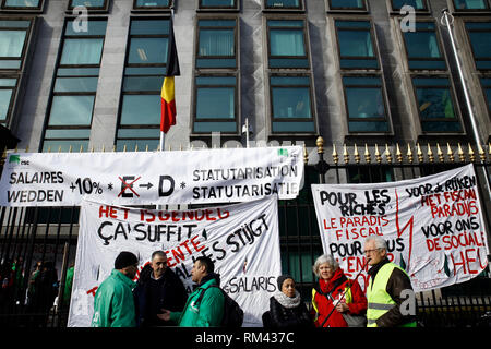 Bruxelles, Belgio. Xiii Febbraio 2019. La protesta dei lavoratori contro le politiche del governo al di fuori del governo di edificio durante uno sciopero dai sindacati di credito: ALEXANDROS MICHAILIDIS/Alamy Live News Foto Stock