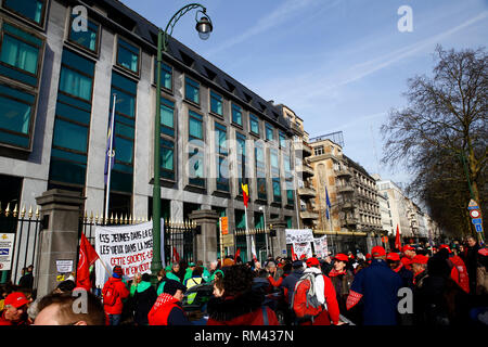 Bruxelles, Belgio. Xiii Febbraio 2019. La protesta dei lavoratori contro le politiche del governo al di fuori del governo di edificio durante uno sciopero dai sindacati di credito: ALEXANDROS MICHAILIDIS/Alamy Live News Foto Stock