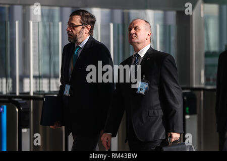 Bruxelles, Belgio. Xiii Febbraio, 2019. Il ministro slovacco di Difesa Peter Gajdos (R) arriva per i ministri della difesa NATO incontro presso la sede della NATO a Bruxelles, Belgio, Feb 13, 2019. Credito: Zheng Huansong/Xinhua/Alamy Live News Foto Stock