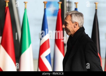 Bruxelles, Belgio. Xiii Febbraio, 2019. Il ministro portoghese della difesa Joao GOMES CRAVINHO arriva per i ministri della difesa NATO incontro presso la sede della NATO a Bruxelles, Belgio, Feb 13, 2019. Credito: Zheng Huansong/Xinhua/Alamy Live News Foto Stock