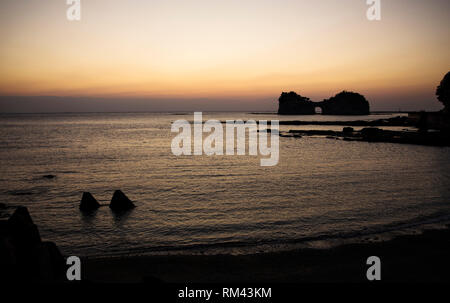 Wakayama. Xiii Febbraio, 2019. Foto scattata il 13 febbraio, 2019 mostra Engetsu isola sotto il tramonto in Wakayama, Giappone. Engetsu Island è una piccola isola con un arco naturale al largo della costa di Shirahama in Giappone della prefettura di Wakayama. Credito: Du Natalino/Xinhua/Alamy Live News Foto Stock