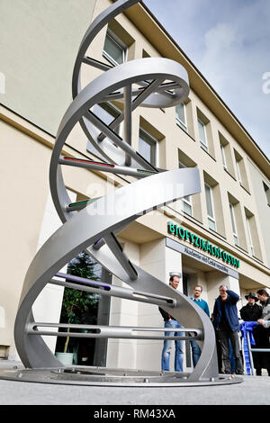 Ceca Accademia di Scienze Presidente Zazimalova Eva e fisiologo cella Jiri Bartek frequentare inaugurazione della nuova statua di modello di DNA (foto) al di fuori dell Istituto di biofisica dell Accademia delle scienze della Repubblica ceca a Brno, in Repubblica ceca, mercoledì 13 febbraio, 2019. (CTK foto/Monika Hlavacova) Foto Stock