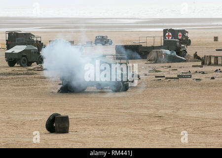 Seconda guerra mondiale, seconda guerra mondiale, seconda guerra mondiale, WW2 BBC World Two dramma chiamato World on Fire. Centinaia di addetti alla produzione, attori e soldati, e veicoli militari si sono spostati sulle sabbie costiere di St Anne’s on Sea per catturare scene di spiaggia in tempo di guerra dell’epica storia dell’evacuazione di Dunkerque dell’Esercito britannico. World on Fire è descritto come un dramma adrenalizzato, emozionalmente avvincente e risonante dopo il primo anno della seconda guerra mondiale. 1940s era, fine settimana di guerra forties, reenactment di tempo di guerra, Regno Unito Foto Stock