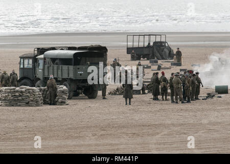 Seconda guerra mondiale, seconda guerra mondiale, seconda guerra mondiale, WW2 BBC World Two dramma chiamato World on Fire. Centinaia di addetti alla produzione, attori e soldati, e veicoli militari si sono spostati sulle sabbie costiere di St Anne’s on Sea per catturare scene di spiaggia in tempo di guerra dell’epica storia dell’evacuazione di Dunkerque dell’Esercito britannico. World on Fire è descritto come un dramma adrenalizzato, emozionalmente avvincente e risonante dopo il primo anno della seconda guerra mondiale. 1940s era, fine settimana di guerra forties, reenactment di tempo di guerra, Regno Unito Foto Stock