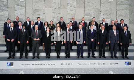 Bruxelles, Belgio. Xiii Febbraio, 2019. I partecipanti posano per una foto di gruppo durante i ministri della difesa NATO incontro presso la sede della NATO a Bruxelles, Belgio, Feb 13, 2019. Credito: Zheng Huansong/Xinhua/Alamy Live News Foto Stock